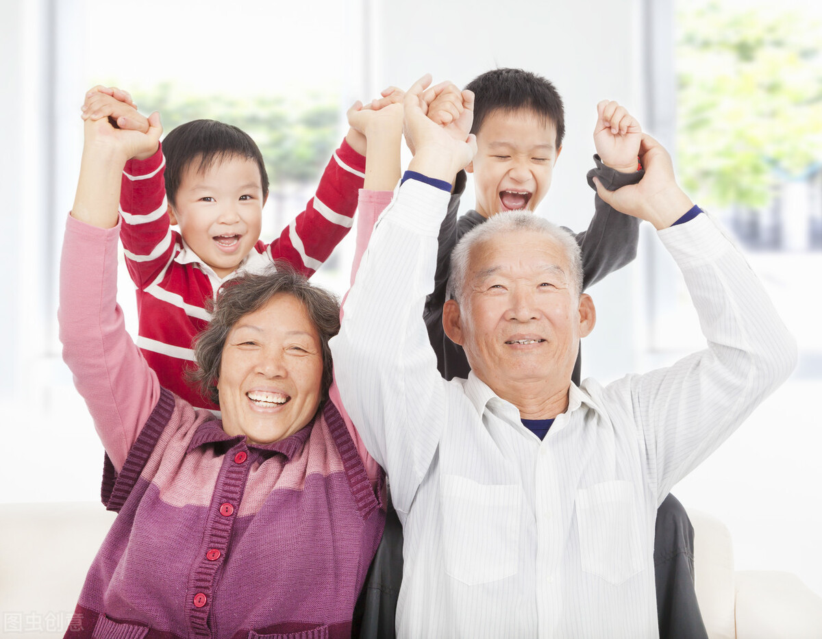 老人住院天天「苦等孫子」前來探望！本以為是嬤孫感情深厚　直到孫子「現身場面」卻讓人哭笑不得