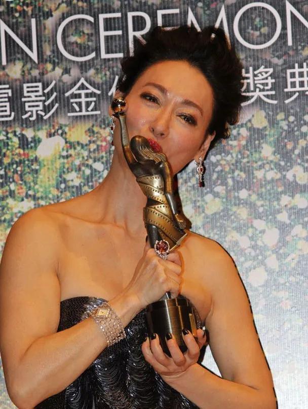 一生是別人的兩世！她3歲乞討「12歲做舞女」　22歲當影后「40歲自裁未遂」61歲終於活成了傳奇