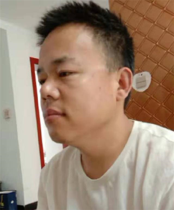 幼稚園兒子「給爸爸畫肖像」獲獎！爸爸覺得被畫歪不高興　Po出「對比圖」網友笑翻：明明畫超像