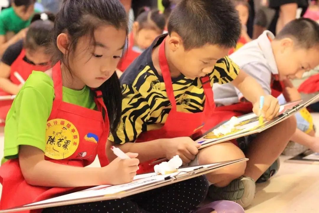 幼稚園兒子「給爸爸畫肖像」獲獎！爸爸覺得被畫歪不高興　Po出「對比圖」網友笑翻：明明畫超像