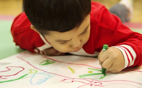幼稚園兒子「給爸爸畫肖像」獲獎！爸爸覺得被畫歪不高興　Po出「對比圖」網友笑翻：明明畫超像