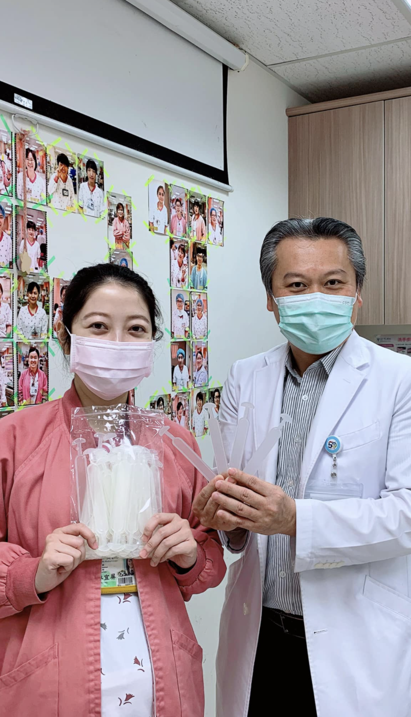 戴口罩耳朵痛爆！網友哀嚎「衛生紙加工護耳」還是紅一片　醫師巧手「垃圾變神物」1.4萬人讚：物盡其用