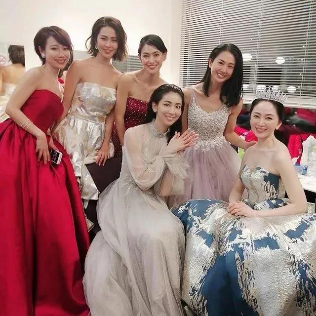 41歲顏值身材都太逆天！單親媽「和19歲女兒同框像姐妹」　分享「日常保養秘訣」：當真是美魔女