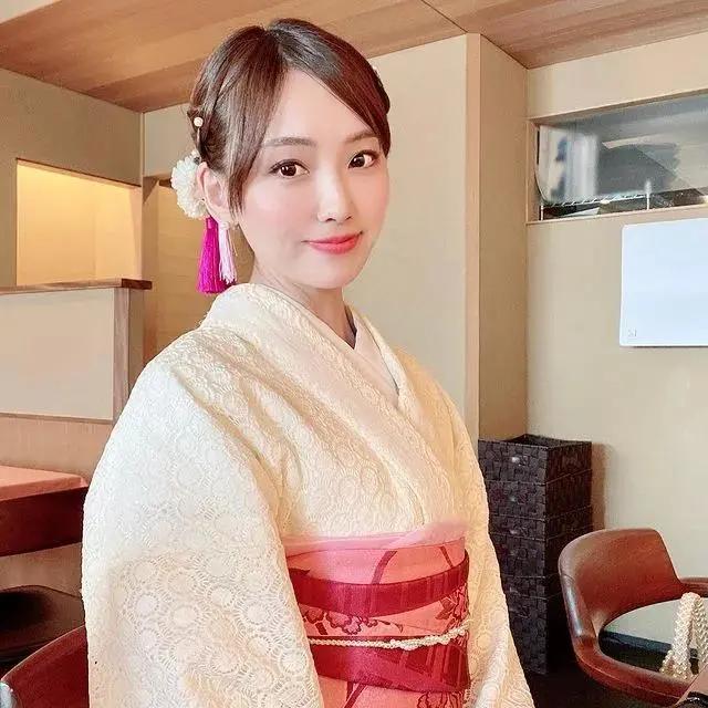 41歲顏值身材都太逆天！單親媽「和19歲女兒同框像姐妹」　分享「日常保養秘訣」：當真是美魔女