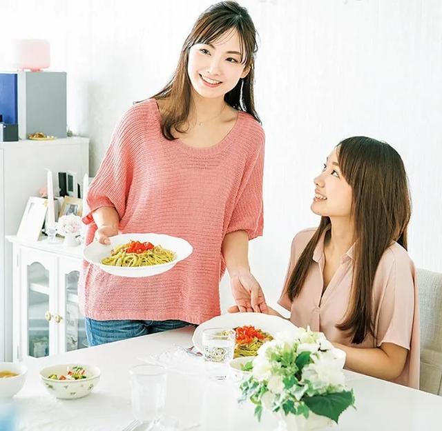 41歲顏值身材都太逆天！單親媽「和19歲女兒同框像姐妹」　分享「日常保養秘訣」：當真是美魔女