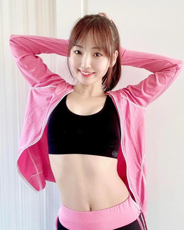 41歲顏值身材都太逆天！單親媽「和19歲女兒同框像姐妹」　分享「日常保養秘訣」：當真是美魔女