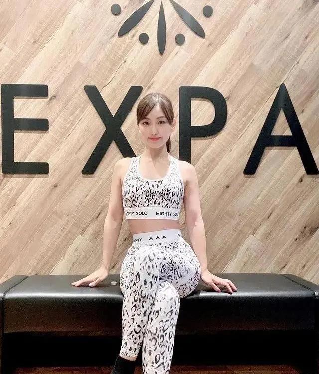 41歲顏值身材都太逆天！單親媽「和19歲女兒同框像姐妹」　分享「日常保養秘訣」：當真是美魔女