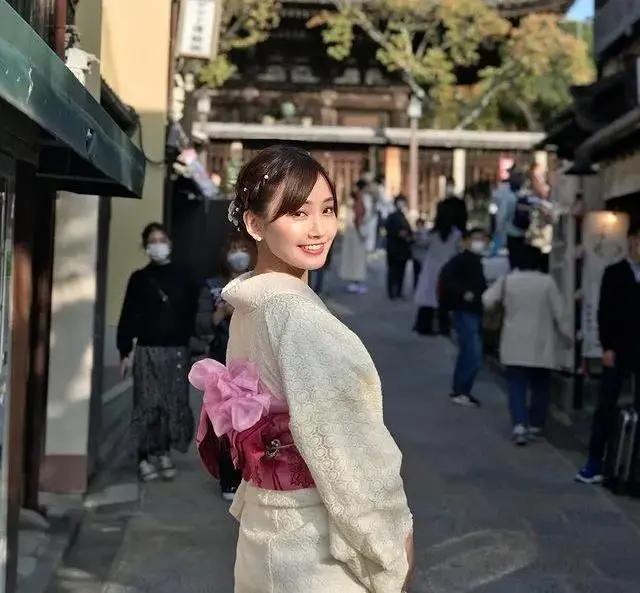 41歲顏值身材都太逆天！單親媽「和19歲女兒同框像姐妹」　分享「日常保養秘訣」：當真是美魔女