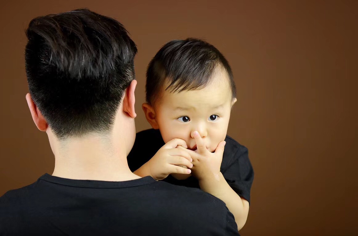 兒子顏值太高！寶爸「懷疑不是親生」連做4次親子鑒定　「結果出來」寶爸徹底懷疑人生