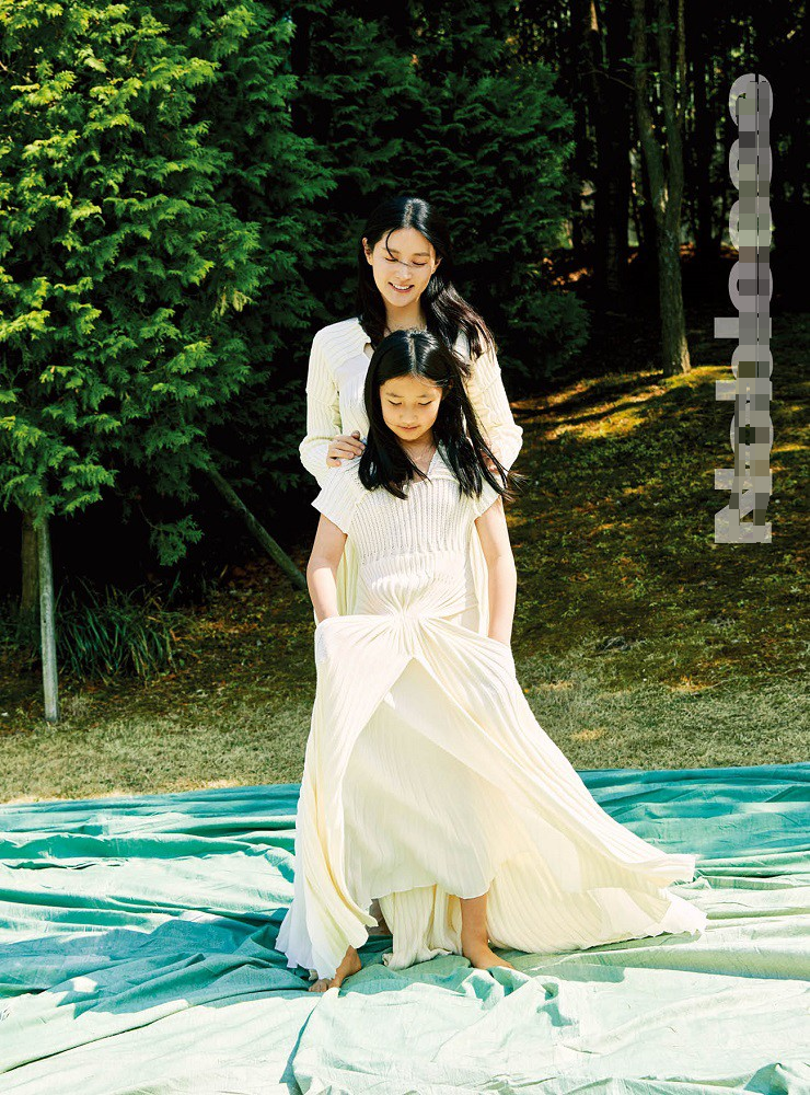 大長今美貌後繼有人了！50歲李英愛「攜龍鳳胎女兒拍寫真」　10歲就暴風抽高「到媽媽肩膀」氣質脫俗