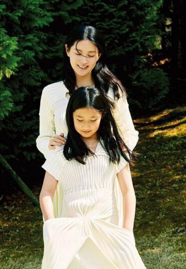 大長今美貌後繼有人了！50歲李英愛「攜龍鳳胎女兒拍寫真」　10歲就暴風抽高「到媽媽肩膀」氣質脫俗
