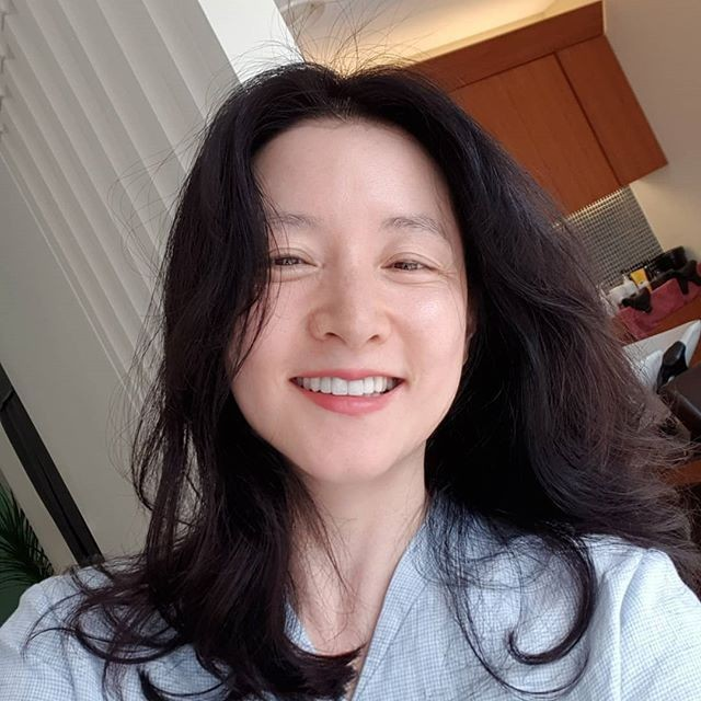 大長今美貌後繼有人了！50歲李英愛「攜龍鳳胎女兒拍寫真」　10歲就暴風抽高「到媽媽肩膀」氣質脫俗