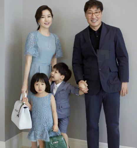 大長今美貌後繼有人了！50歲李英愛「攜龍鳳胎女兒拍寫真」　10歲就暴風抽高「到媽媽肩膀」氣質脫俗