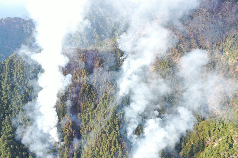 苦拚8天守住啦！玉山大火災「森官員3千公尺不休搶救」全靠意志力堅持　「累垮仍高喊守住防線」英勇畫面惹淚