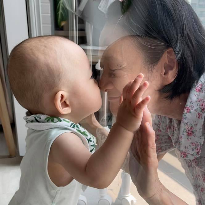 童心未泯的阿嬤！譚艾珍陪女兒帶孫「給他雙倍母愛」絕不插手教育　「臉書打開全金孫照」笑喊：要當新醬的玩伴