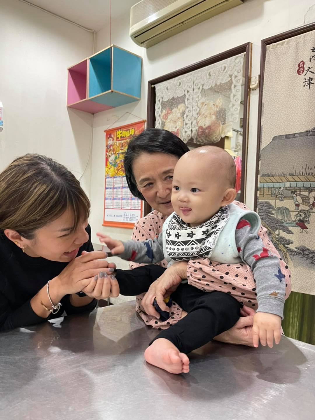 童心未泯的阿嬤！譚艾珍陪女兒帶孫「給他雙倍母愛」絕不插手教育　「臉書打開全金孫照」笑喊：要當新醬的玩伴