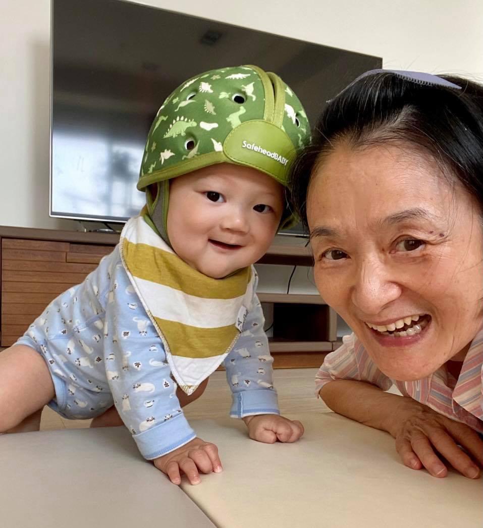 童心未泯的阿嬤！譚艾珍陪女兒帶孫「給他雙倍母愛」絕不插手教育　「臉書打開全金孫照」笑喊：要當新醬的玩伴