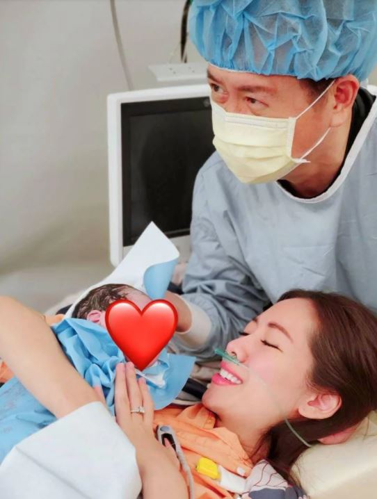 快篩完奔產房！劉伊心「疫情中誕二胎」怕到無法入睡　總裁尪淚謝「最美生日禮」三口溫馨同框