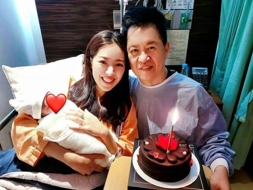 快篩完奔產房！劉伊心「疫情中誕二胎」怕到無法入睡　總裁尪淚謝「最美生日禮」三口溫馨同框