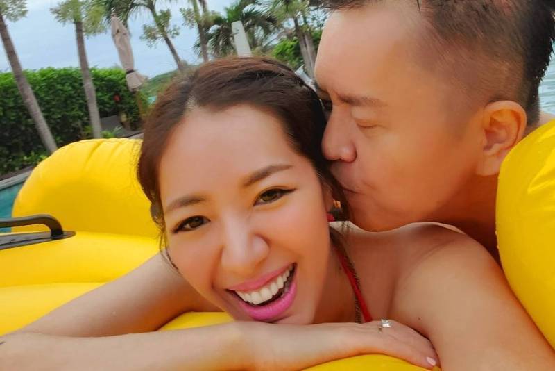 快篩完奔產房！劉伊心「疫情中誕二胎」怕到無法入睡　總裁尪淚謝「最美生日禮」三口溫馨同框