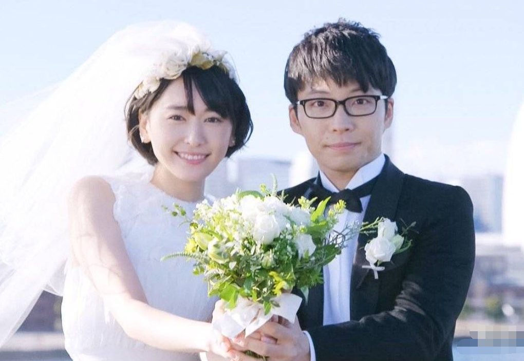 被嘲美女又嫁醜男？新垣結衣老公「婚後初亮相」捂嘴偷笑超得意　曝求婚僅一句話「就收服女神」