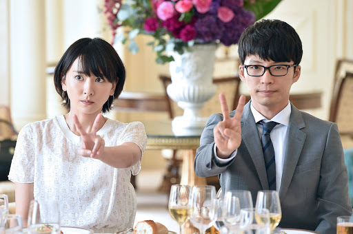 被嘲美女又嫁醜男？新垣結衣老公「婚後初亮相」捂嘴偷笑超得意　曝求婚僅一句話「就收服女神」