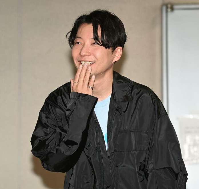被嘲美女又嫁醜男？新垣結衣老公「婚後初亮相」捂嘴偷笑超得意　曝求婚僅一句話「就收服女神」