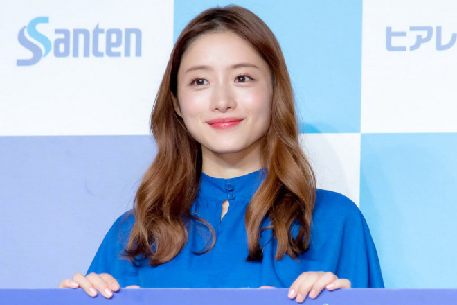 被嘲美女又嫁醜男？新垣結衣老公「婚後初亮相」捂嘴偷笑超得意　曝求婚僅一句話「就收服女神」