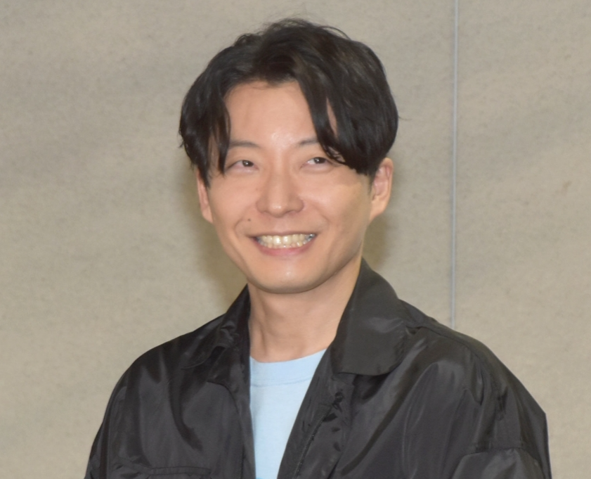被嘲美女又嫁醜男？新垣結衣老公「婚後初亮相」捂嘴偷笑超得意　曝求婚僅一句話「就收服女神」