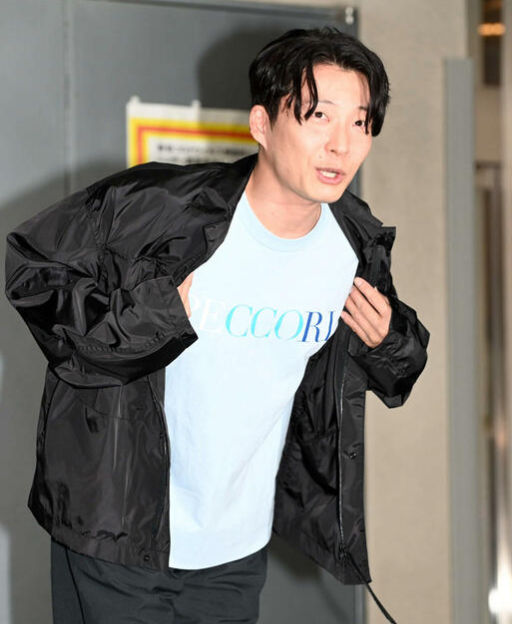 被嘲美女又嫁醜男？新垣結衣老公「婚後初亮相」捂嘴偷笑超得意　曝求婚僅一句話「就收服女神」