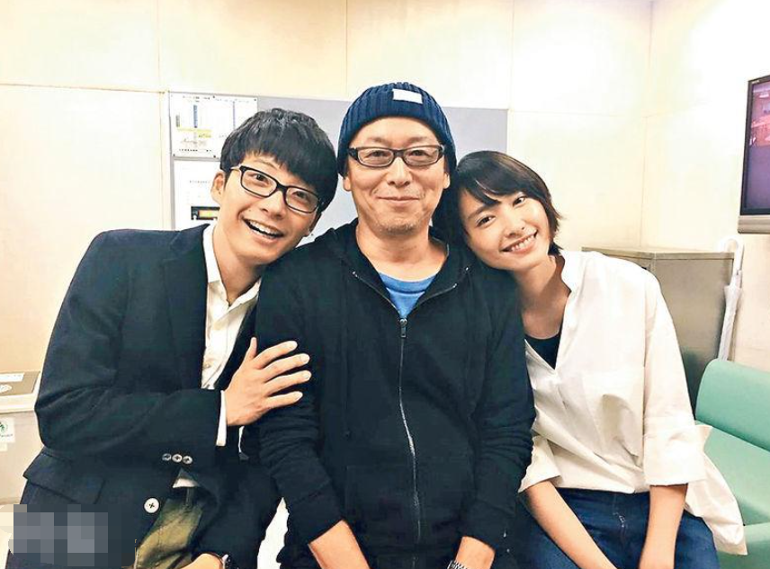 被嘲美女又嫁醜男？新垣結衣老公「婚後初亮相」捂嘴偷笑超得意　曝求婚僅一句話「就收服女神」