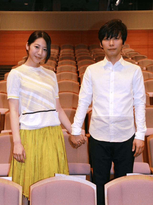 被嘲美女又嫁醜男？新垣結衣老公「婚後初亮相」捂嘴偷笑超得意　曝求婚僅一句話「就收服女神」
