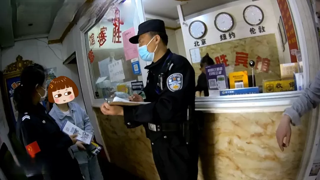女子獨自到賓館開房！中途看到她「接聽電話的狀態」　老闆娘立馬「拒絕接待」報警被盛讚：好厲害
