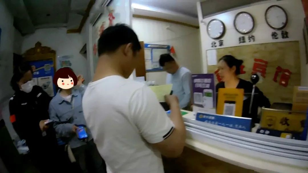 女子獨自到賓館開房！中途看到她「接聽電話的狀態」　老闆娘立馬「拒絕接待」報警被盛讚：好厲害