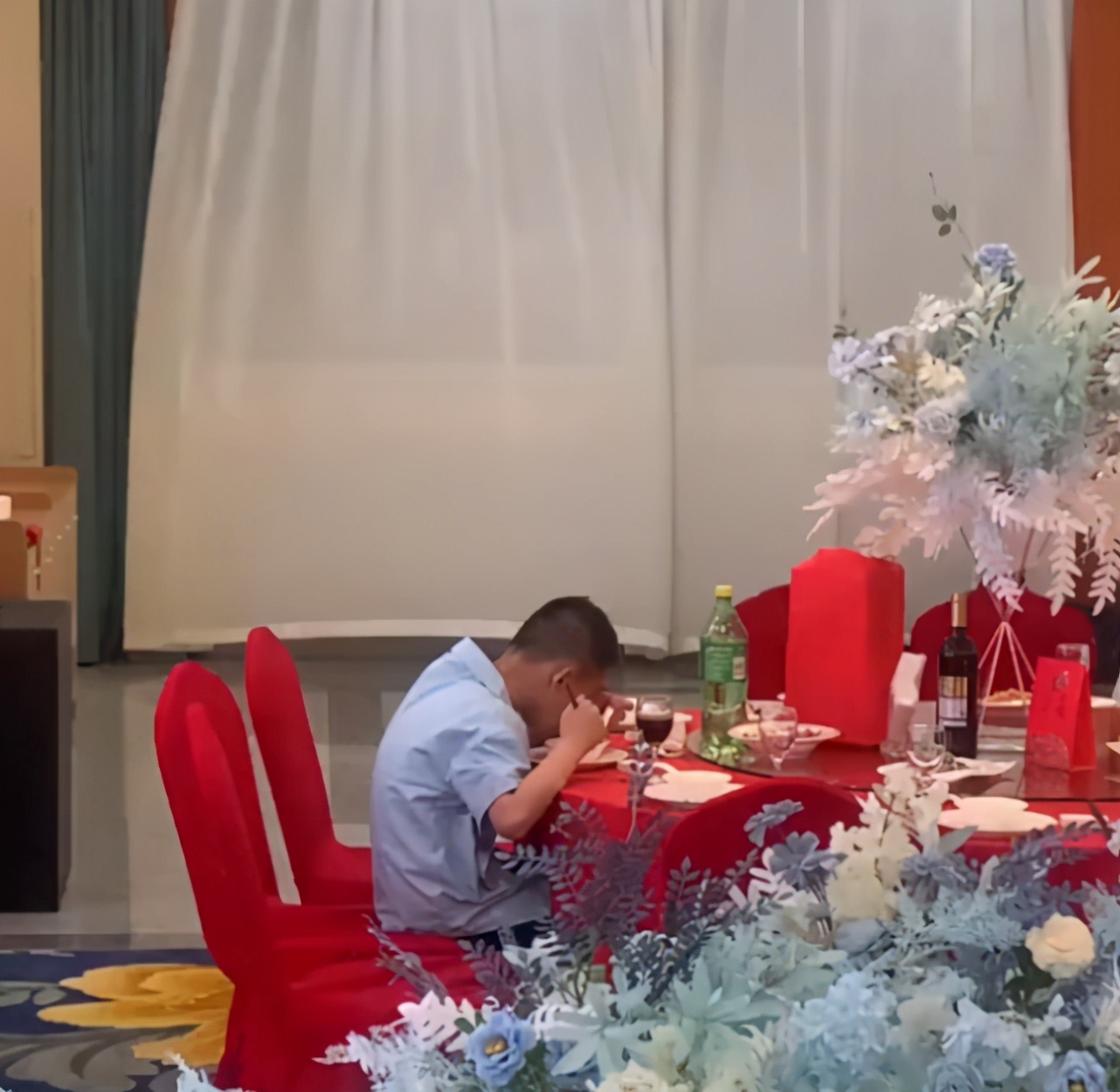 姐姐結婚！「弟弟獨坐一桌」背影好孤單　知情人揭露「這是老習俗」：不能有人陪吃