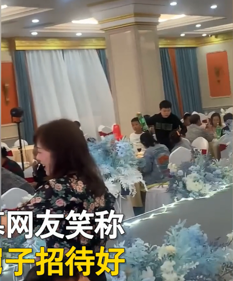 姐姐結婚！「弟弟獨坐一桌」背影好孤單　知情人揭露「這是老習俗」：不能有人陪吃
