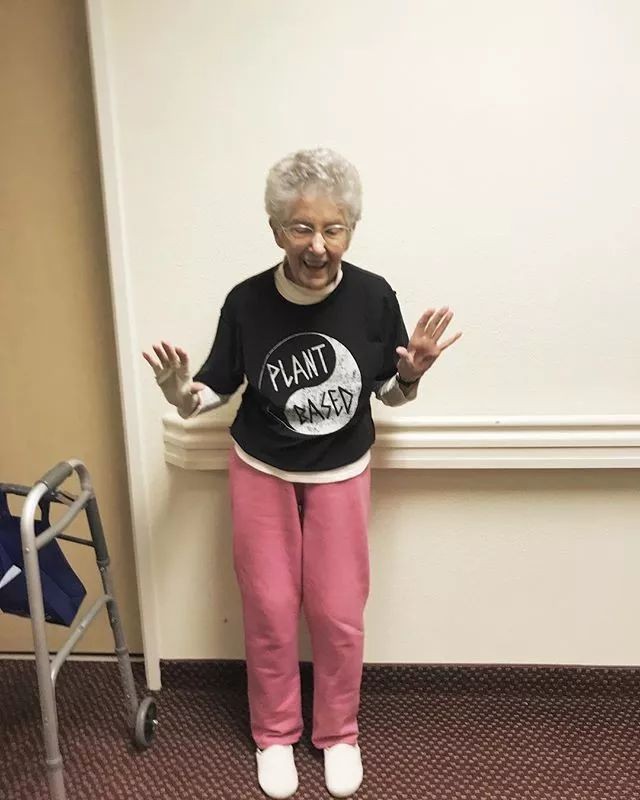 101歲印度美人！「練習瑜伽93年」獲800多個冠軍  　長腿驚艷法國「小70歲男伴讚她」：鑽石般迷人