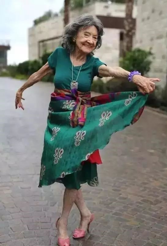 101歲印度美人！「練習瑜伽93年」獲800多個冠軍  　長腿驚艷法國「小70歲男伴讚她」：鑽石般迷人