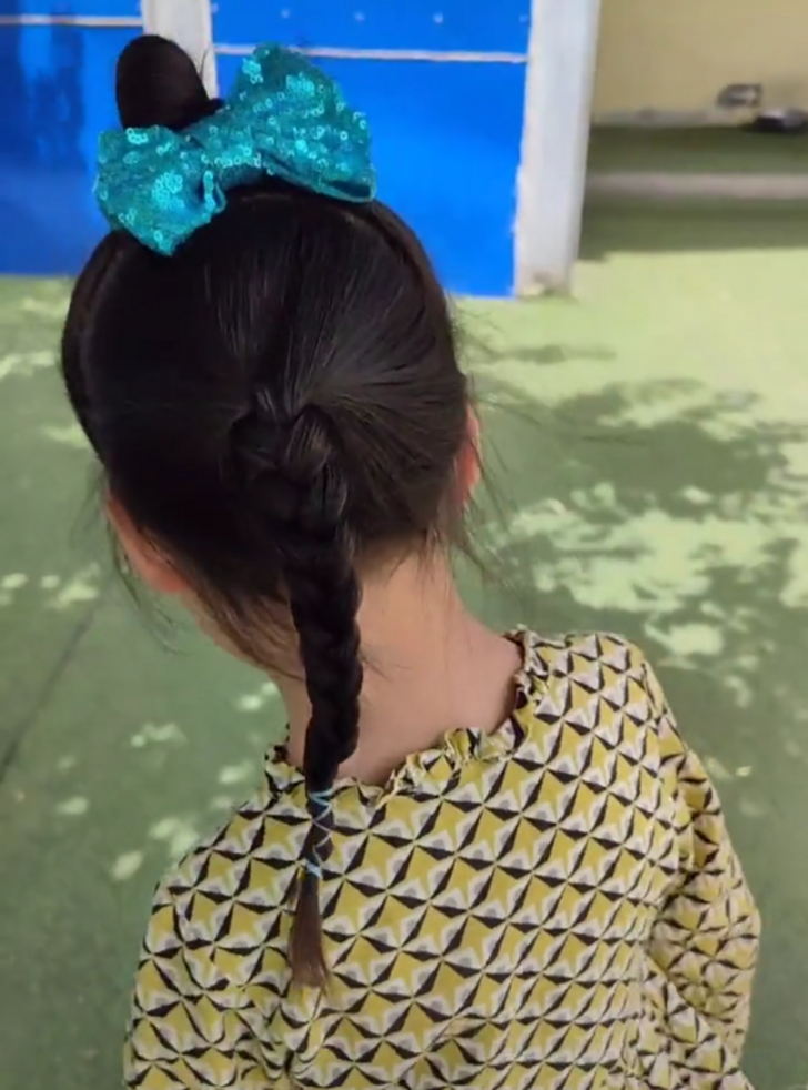 下戰帖啦！爸爸幫女兒綁頭髮「天天被老師拆開重綁」　平凡雙馬尾「放學變浮誇五角星」還浮在半空