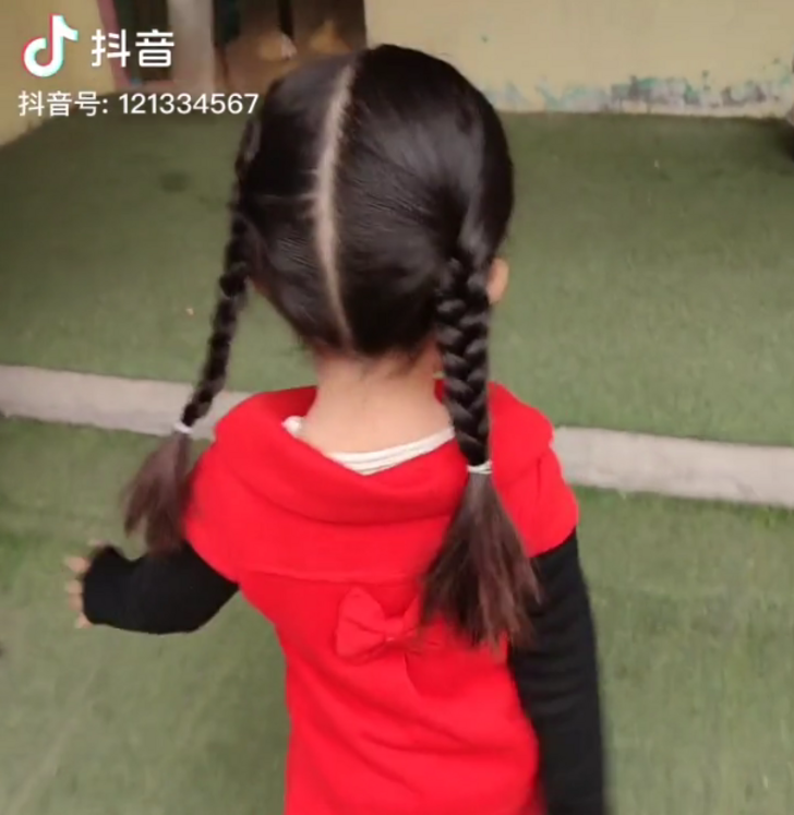 下戰帖啦！爸爸幫女兒綁頭髮「天天被老師拆開重綁」　平凡雙馬尾「放學變浮誇五角星」還浮在半空