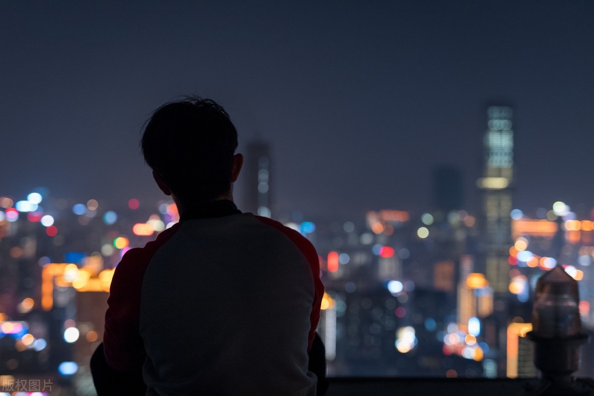 與妻子吵架心煩！男子深夜跑警局「求拘留被拒」便推到員警　冷靜後「交代更深緣由」網歎：無奈又可悲