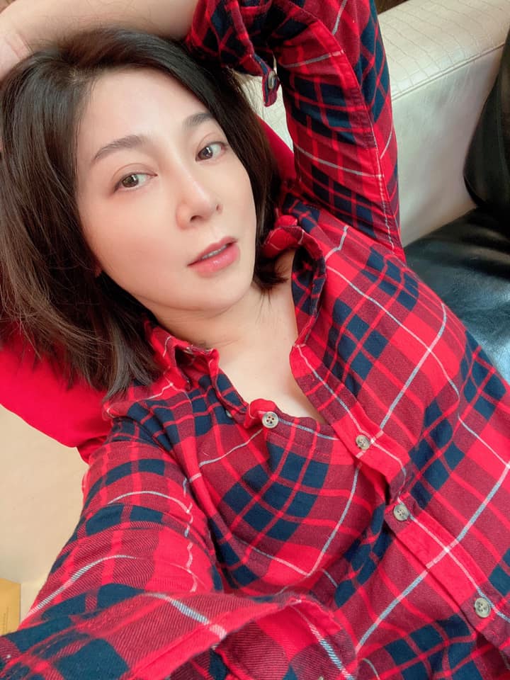 露出廬山真面目!王彩樺「深夜曬素顏自拍」脂粉全卸光 出道多年「57歲真實模樣曝光」網友全看傻