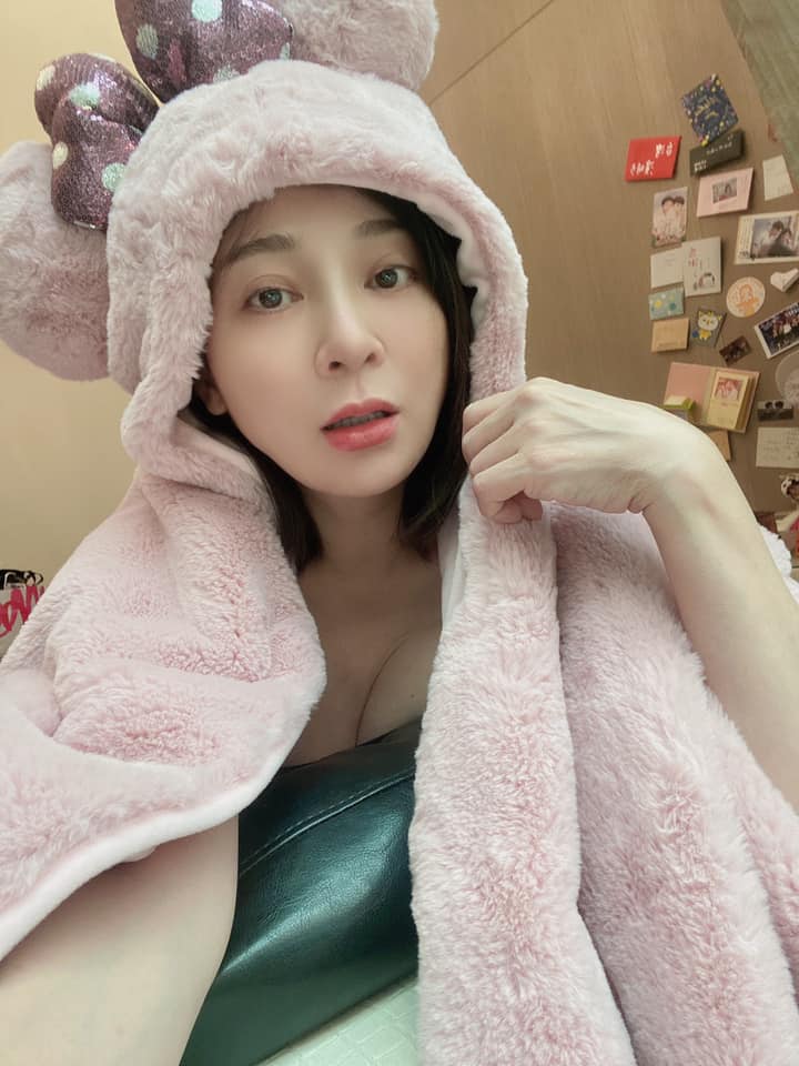露出廬山真面目!王彩樺「深夜曬素顏自拍」脂粉全卸光 出道多年「57歲真實模樣曝光」網友全看傻