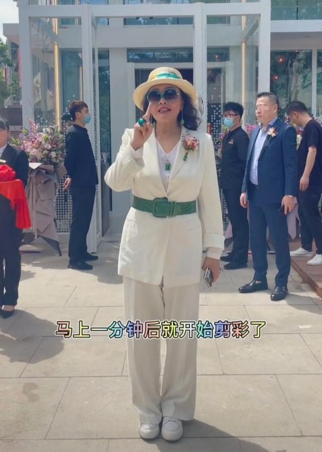 這麼開放？63歲大S婆婆「穿超短裙」因太短引爭議　扎雙馬尾撞臉兒媳「霸氣回懟」：和歲數無關