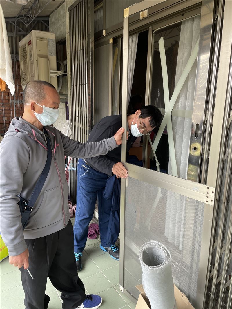 獨居癌婦病重「門壞無力修」！2陌生口罩男「突然登門拜訪」免費送驚喜　「身分遭起底」網感動：行善不分大小