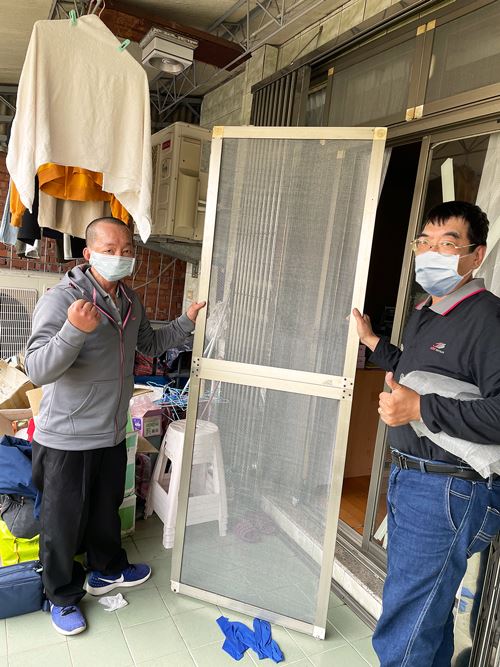 獨居癌婦病重「門壞無力修」！2陌生口罩男「突然登門拜訪」免費送驚喜　「身分遭起底」網感動：行善不分大小