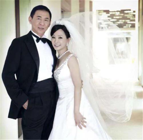 以為是姊妹！第一名媛「媽媽美貌太驚人」根本是美魔女　忍風流尪20年「勇敢再嫁初戀」二婚被捧成公主