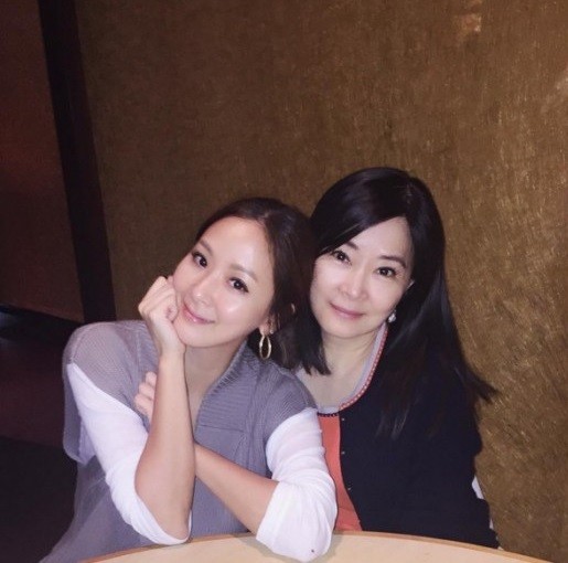 以為是姊妹！第一名媛「媽媽美貌太驚人」根本是美魔女　忍風流尪20年「勇敢再嫁初戀」二婚被捧成公主