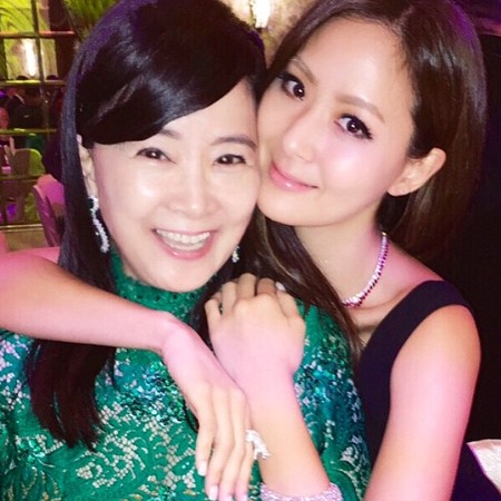 以為是姊妹！第一名媛「媽媽美貌太驚人」根本是美魔女　忍風流尪20年「勇敢再嫁初戀」二婚被捧成公主