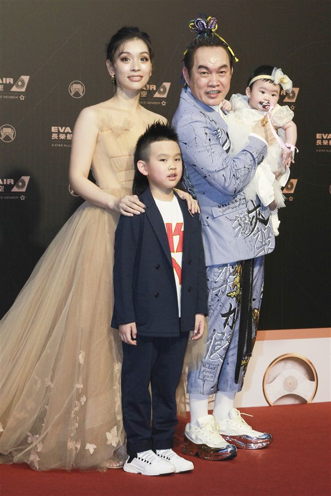 浪子變愛家好男人！康康結婚10年「甜放閃小18歲嫩妻」　心疼曝「吵架一定先低頭」原因網讚：真男人